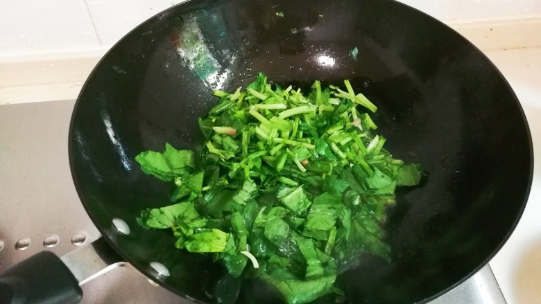 菜油肉丝菠菜汤,锅中余油放入菠菜