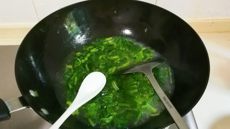 菜油肉丝菠菜汤,放入一小勺盐