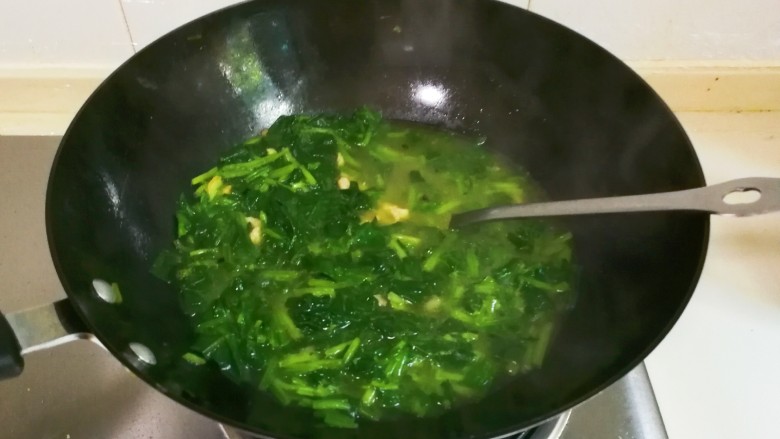 菜油肉丝菠菜汤,拌匀出锅