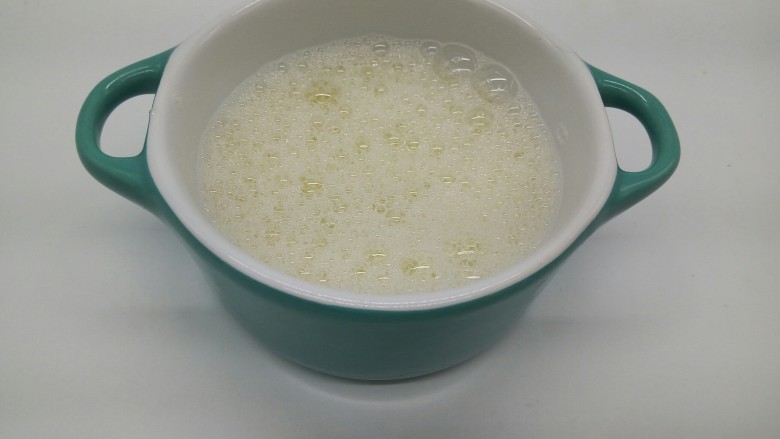 #做妈妈的拿手菜#腊肠"雪花"蚕豆泥,蛋清加少许的细盐,用筷子将蛋清搅打起泡