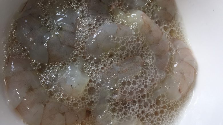 豌豆炒虾仁,把虾仁抓匀腌制15分钟,这样虾仁特别嫩