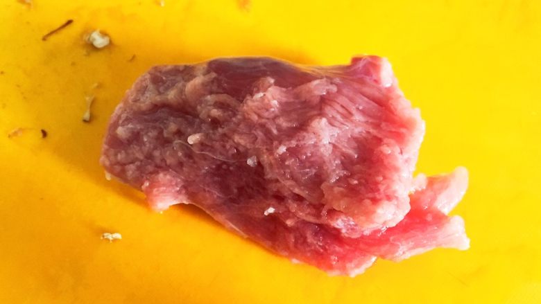 东北菜-木须肉,里脊肉洗干净,用刀背敲一敲