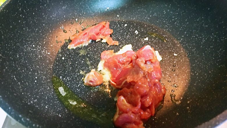 东北菜-木须肉,把腌好的里脊肉翻炒断生,盛出备用