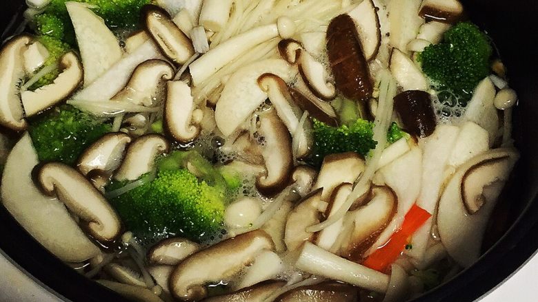 蔬菜汤,或者有时候像我一样比较懒就喜欢用电饭煲做没事,因为人不用看着,省力,把你喜欢吃的这些蔬菜放进去,然后先不用调味,(注意⚠️:西兰花,容易烂,晚一点放,生菜也是)煮熟之后最后调味、可加盐、<a style='color:red;display:inline-block;' href='/shicai/ 720'>胡椒粉</a>等,喜欢辣的还可以➕点辣椒粉🌶️。 不用放鸡精等,这样的汤健康,而且简单方便,非常美味