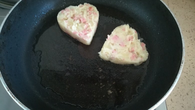土豆饼,将模具倒过来拿起，放到锅中，再将模具拿开，因为早上做早餐时太着急，所以没拍照