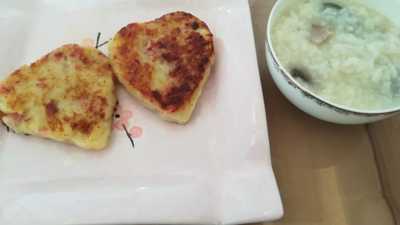 土豆饼,做土豆饼之前，将皮蛋瘦肉粥做好，一顿营养早餐就完成了