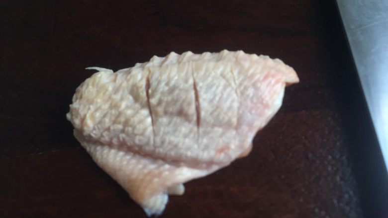 油炸多味儿鸡翅,为了更好入味儿，两面个用刀划几刀。