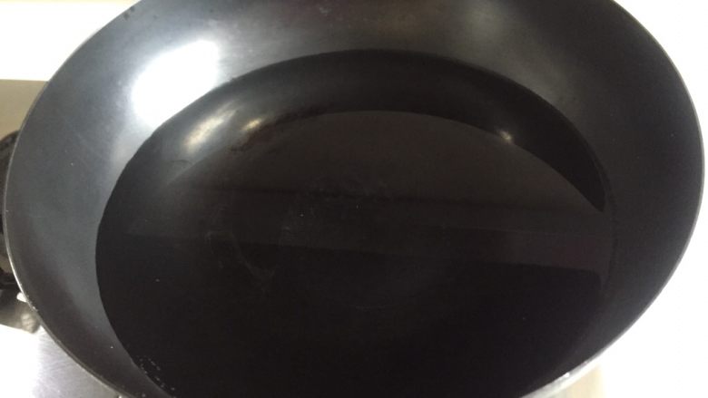 油炸多味儿鸡翅,锅炉倒入适量油烧至七成热。