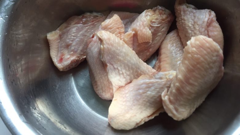 油炸多味儿鸡翅,洗干净方入盆中。