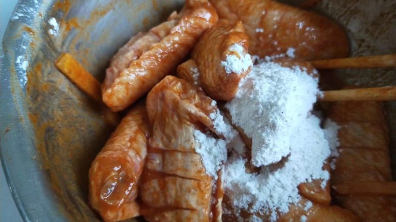 油炸多味儿鸡翅,在加入适量下海鲜料。