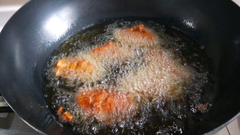 油炸多味儿鸡翅,小火炸制金黄色捞出。