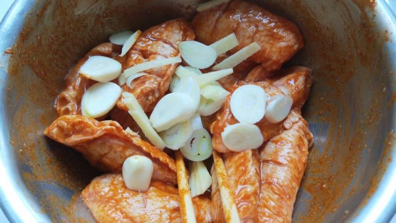 油炸多味儿鸡翅,倒入适量<a style='color:red;display:inline-block;' href='/shicai/ 718'>料酒</a>腌制一小时。