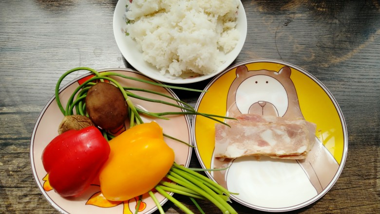 彩椒培根炒饭,准备上述所需食材，洗净沥干水份备用。