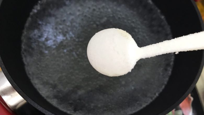 芝麻酱剪刀鱼面,这时候水也煮开了,加一小勺细盐