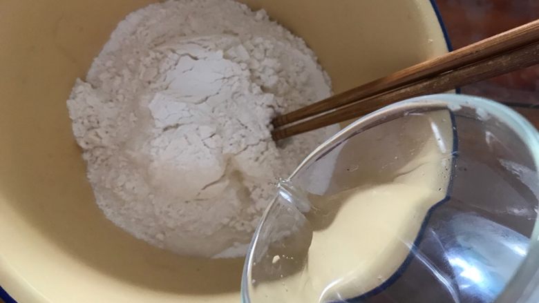 芝麻酱剪刀鱼面,缓缓加入饮用水(凉)