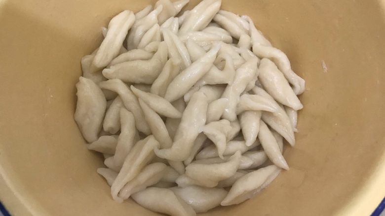 芝麻酱剪刀鱼面,煮好的鱼面捞出来,控干水分