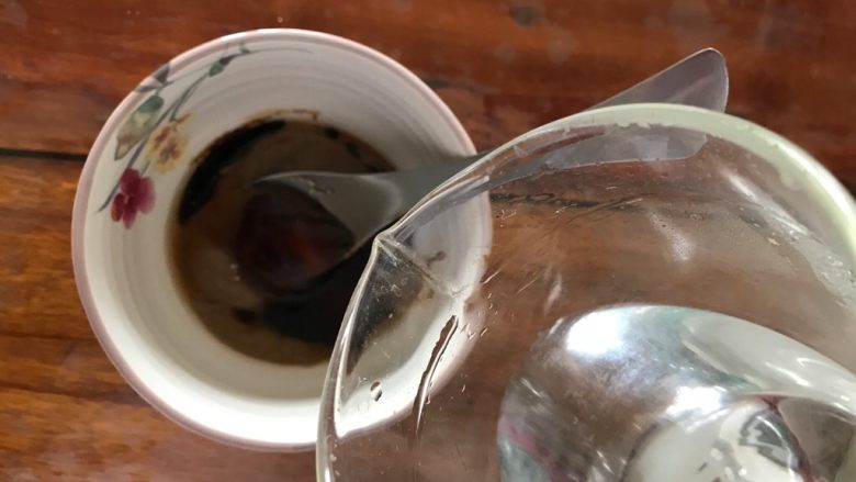 芝麻酱剪刀鱼面,加适量饮用水(凉)