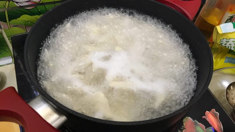 芝麻酱剪刀鱼面,待鱼面浮起来,再继续煮2.3分钟,如果你剪的比较大,那就酌情增加时间