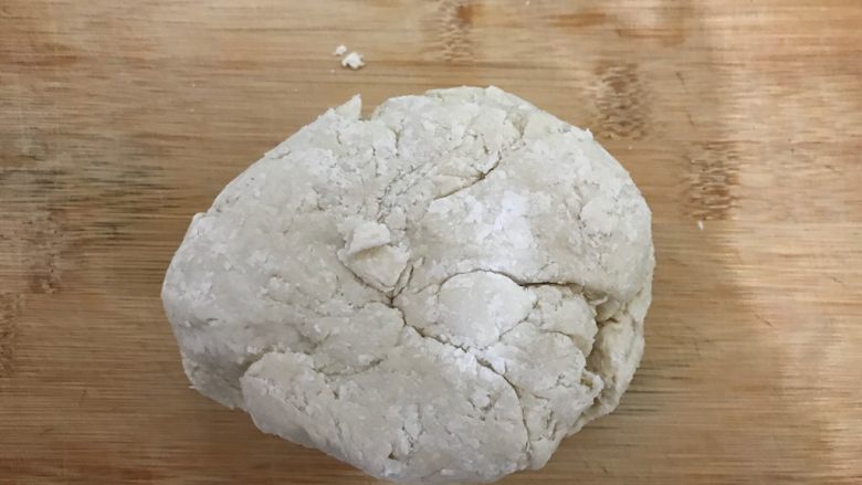 芝麻酱剪刀鱼面,移到案板上,这时候面团还是有很多干粉的