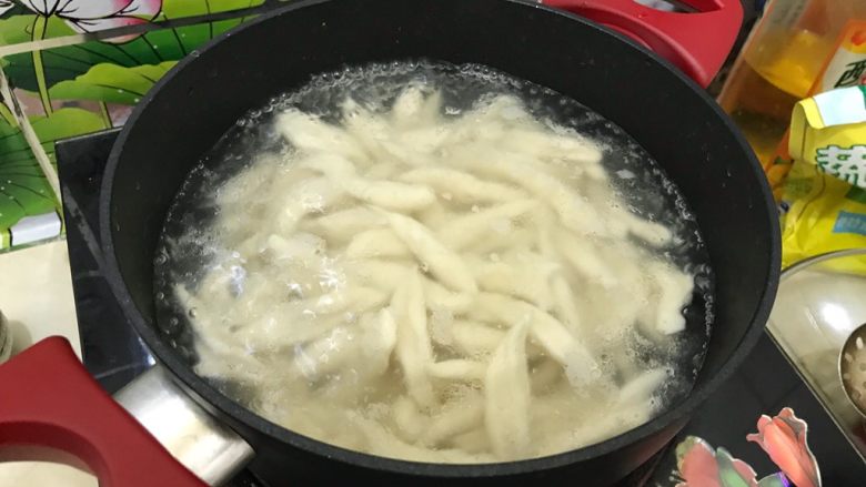 芝麻酱剪刀鱼面,全部放好了,中大火开煮