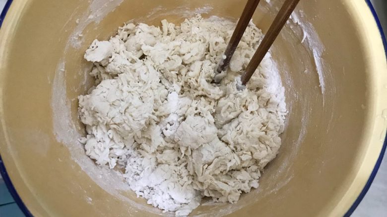 芝麻酱剪刀鱼面,用筷子搅拌成絮状,水不能太多