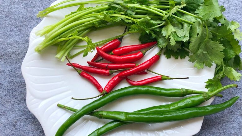 网红柠檬泡爪,<a style='color:red;display:inline-block;' href='/shicai/ 131'>香菜</a>20g，小米椒9个，<a style='color:red;display:inline-block;' href='/shicai/ 3445'>青尖椒</a>3个