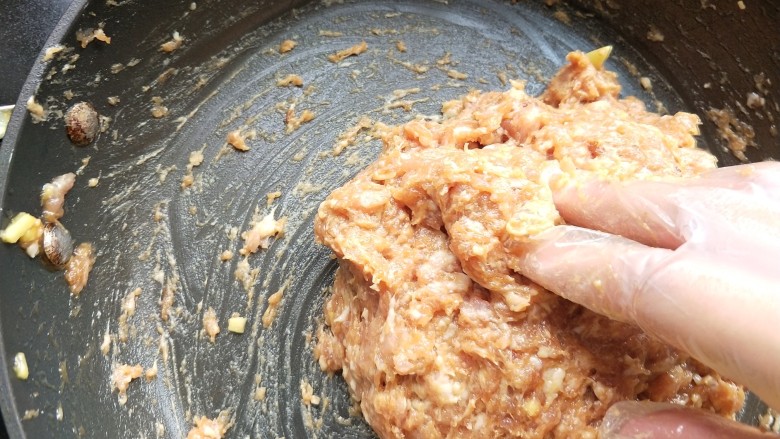 豆角猪肉馅饺子,戴上手套,顺一个方向搅拌起劲。