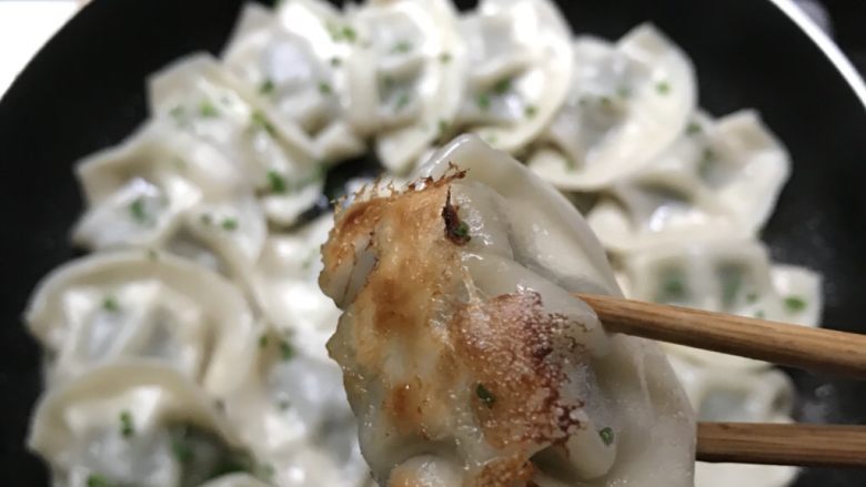 水饺式锅贴,水被烧干后,饺子底部会出现这层脆脆的表皮会很好吃,很香哦!
