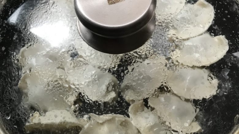 水饺式锅贴,两分钟后油都濺的差不多了放入水(水加至饺子一半高就好)!烧至水差不多快干时加第二次水!(水量和第一次一样)