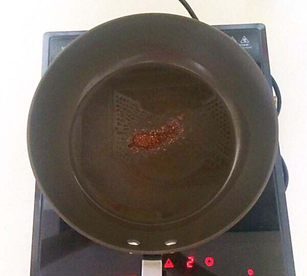 5分钟快手菜 清炒豆腐,炒锅烧热后假如1勺大豆色拉油,油烧热后加入2克<a style='color:red;display:inline-block;' href='/shicai/ 12043'>花椒粉</a>