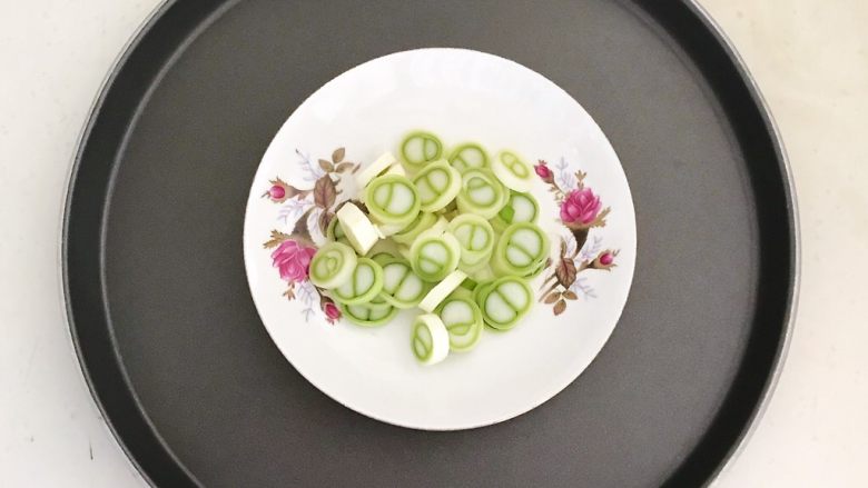 5分钟快手菜 清炒豆腐,大葱切成葱花