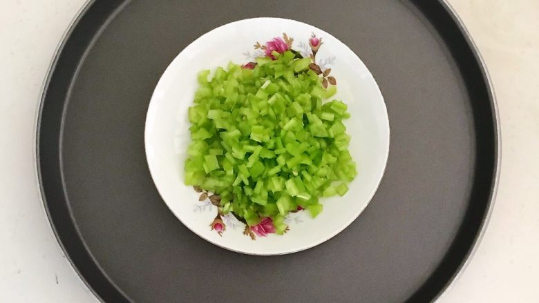 5分钟快手菜 清炒豆腐,小辣椒切成小丁