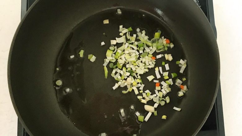 5分钟快手菜 清炒豆腐,加入葱花,炒出香味