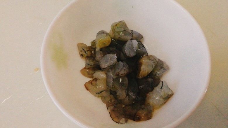 菠萝季+三鲜菠萝饭,鲜明虾去头,壳,筋切小即可