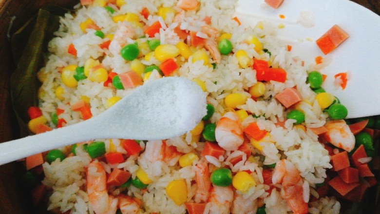 菠萝季+三鲜菠萝饭,全部蒸好后加入适量盐,拌均匀,这时可以关火,(我采用的是电陶炉,在时间上会比明火慢,友友们如果是明火操作这个时间只能当参考哈)