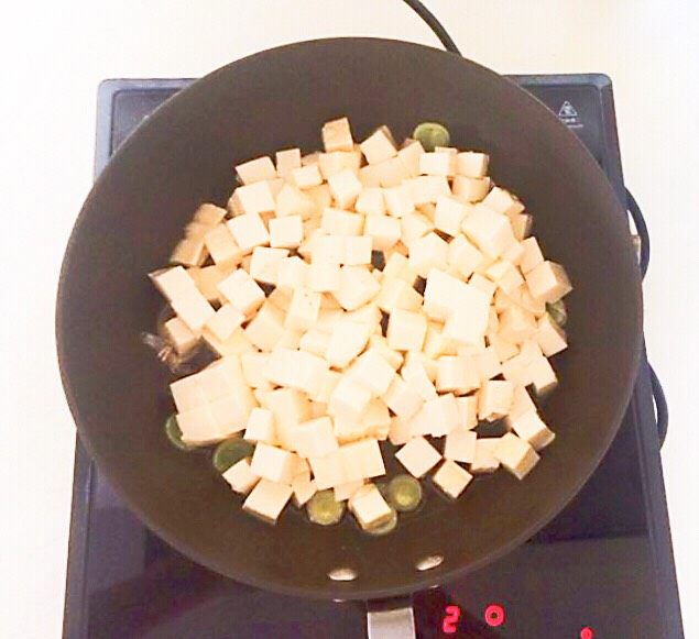 5分钟快手菜 清炒豆腐,加入豆腐块,翻炒均匀