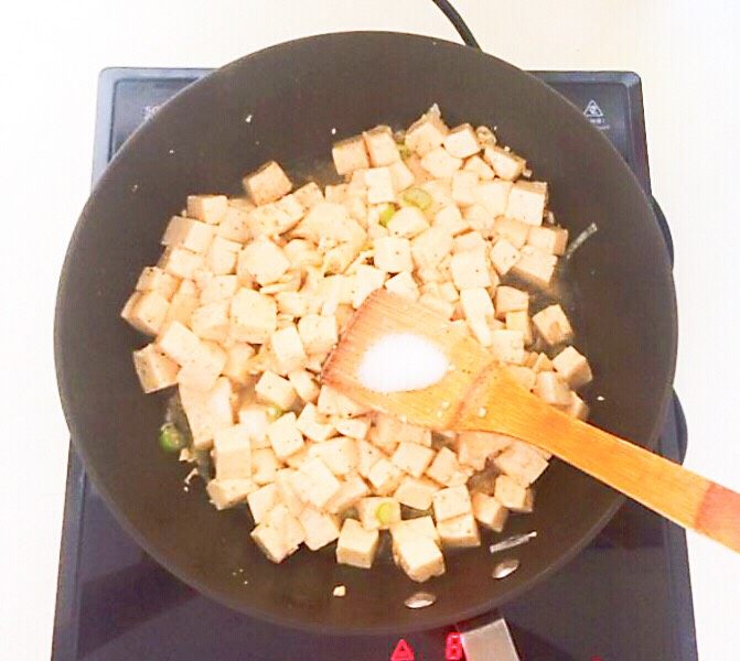5分钟快手菜 清炒豆腐,加入2克精盐,翻炒均匀
