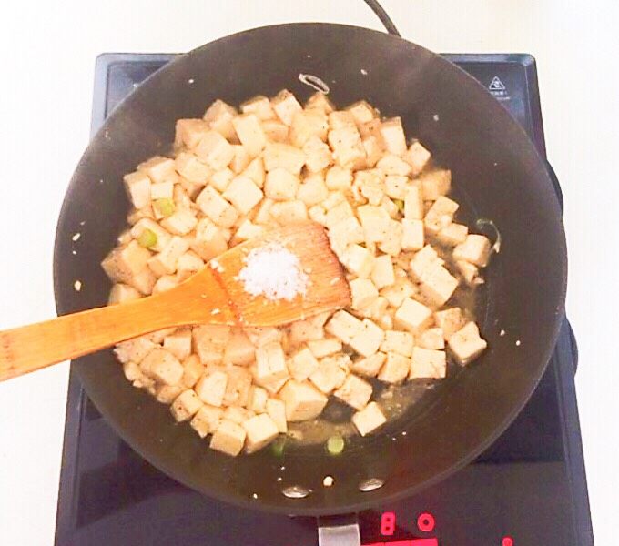 5分钟快手菜 清炒豆腐,加入2克<a style='color:red;display:inline-block;' href='/shicai/ 3729'>白糖</a>,翻炒均匀