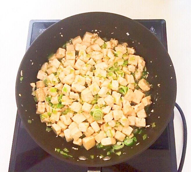 5分钟快手菜 清炒豆腐,加入辣椒丁,翻炒均匀即可