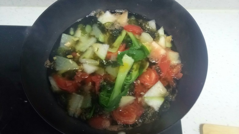 紫菜虾米冬瓜西红柿青菜汤,关火,加入适量<a style='color:red;display:inline-block;' href='/shicai/ 847'>香油</a>提味。