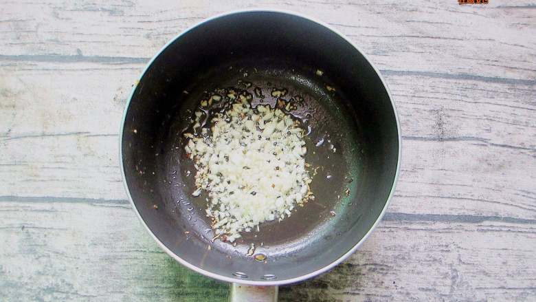 手撕蒜泥茄子,放一勺油,爆香蒜末