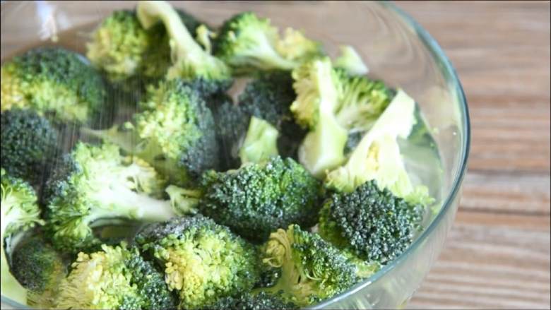 西兰花炒肉片-简单美味,营养丰富的家常小炒,西兰花盐水浸泡片刻。