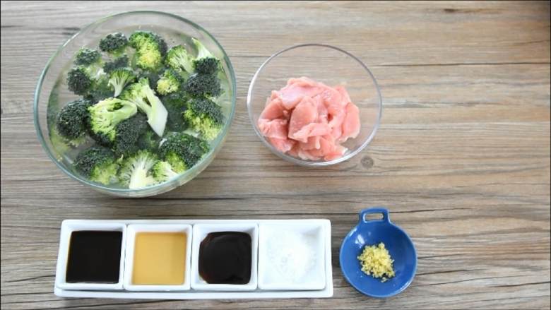 西兰花炒肉片-简单美味,营养丰富的家常小炒,【主料】:西兰花 半颗|猪瘦肉 150g
【辅料】:生抽 1勺|姜末 少许|蚝油 2勺|料酒 1勺|盐 适量