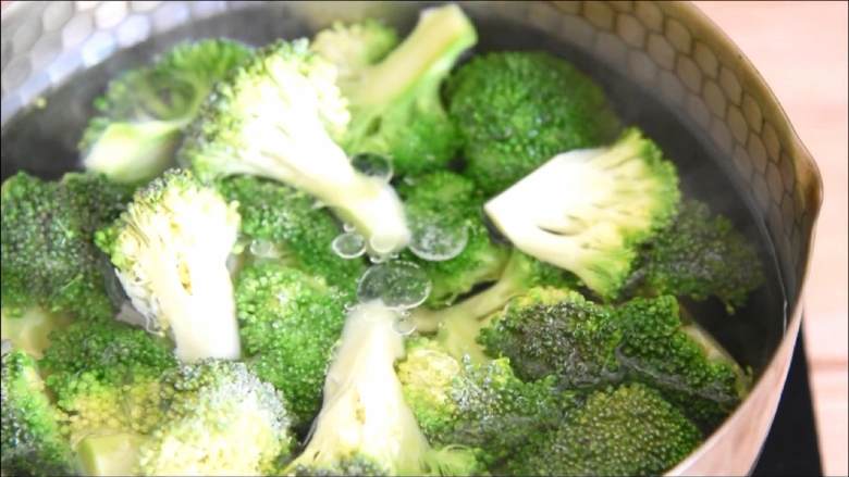 西兰花炒肉片-简单美味,营养丰富的家常小炒,西兰花洗净开水下锅,加少许盐和油(可以使西兰花更翠绿)。