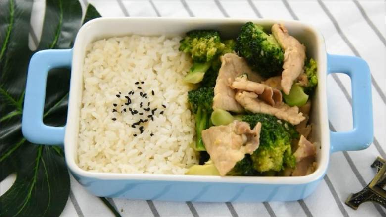 西兰花炒肉片-简单美味,营养丰富的家常小炒,装盘,一份简单美味的便当就完成了。