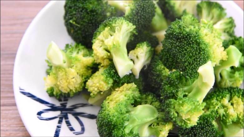 西兰花炒肉片-简单美味,营养丰富的家常小炒,水再烧开时捞出备用。。