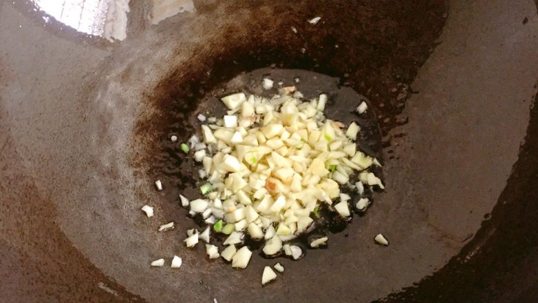 肉末茄子,锅中留少许油,下入蒜末爆香