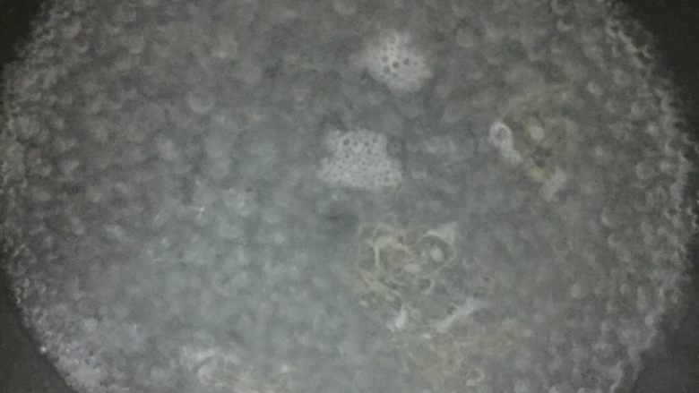 蒜香秋葵,锅内烧水,放入少许盐。几滴食用油,倒入秋葵煮1分钟捞出泡凉水
