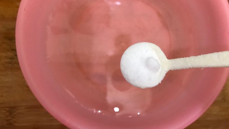 海米鸡蛋炒胜瓜,准备一盆清水,加一勺细盐,搅拌均匀