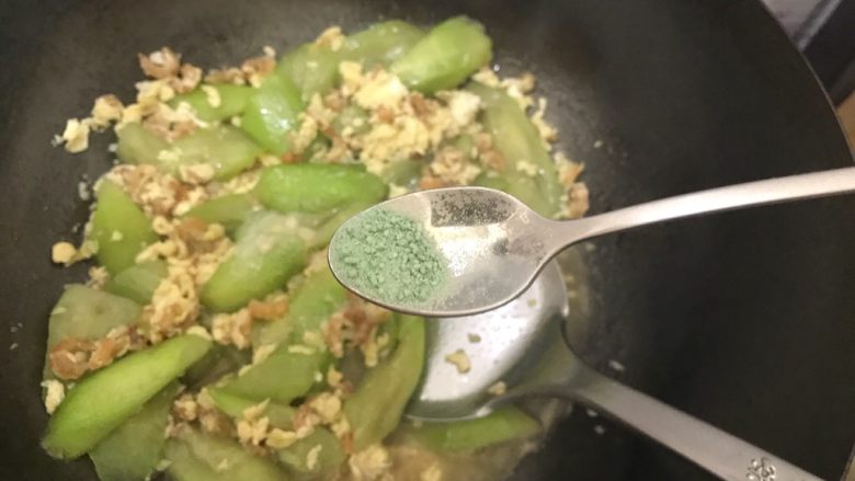 海米鸡蛋炒胜瓜,加一丢丢蔬之鲜(鸡精)